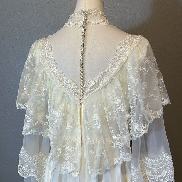 Vintage Alfred Angelo ivory lace wedding dress with veil. No size tags. - Picture 8 of 17